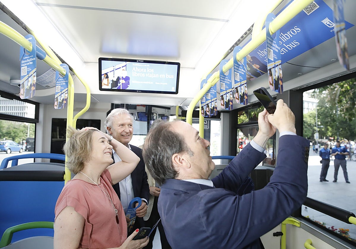 Rivera de la Cruz y Carabante, probando la nueva biblioteca digital