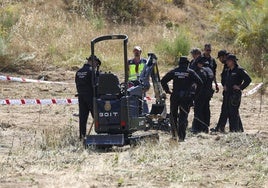 Agentes del Grupo Operativo de Inspecciones Técnicas (GOIT) de la Policía Nacional, esta mañana en Carranque (Toledo)