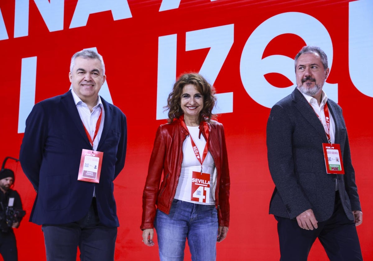 El secretario de Organización del PSOE, Santos Cerdán, (i) junto a María Jesús Montero y Juan Espadas, durante el último Congreso Federal del PSOE celebrado en diciembre de 2024 en Sevilla