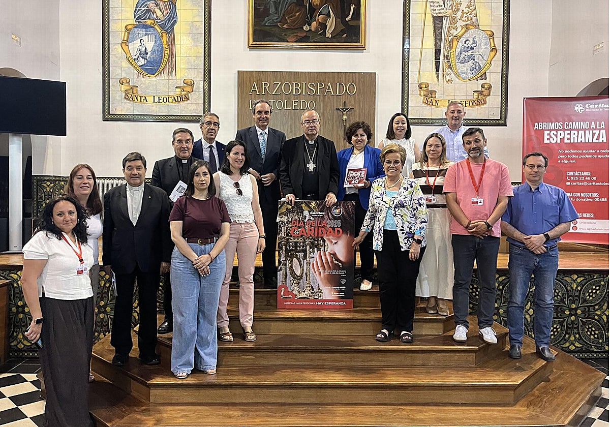 El arzobispo de Toledo con miembros y voluntarios de Cáritas