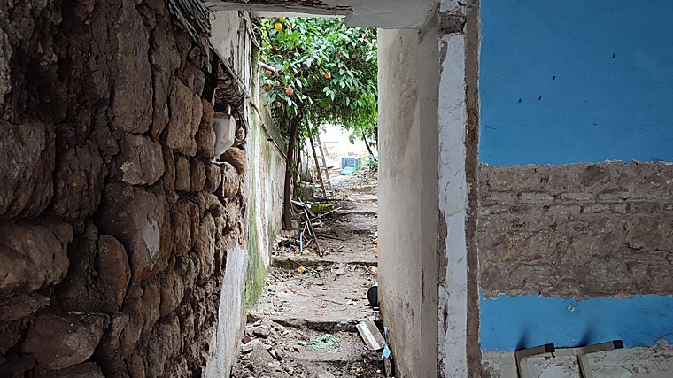 Restos del muro de la alcaicería en una de las casas