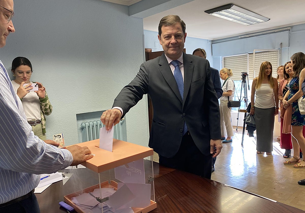 El presidente del PP, Alfonso Fernández Mañueco, vota para las Primaras del partido en Salamanca