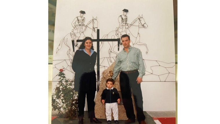 El guardia civil José Bravo con su esposa y su hijo en el cuartel de Toledo