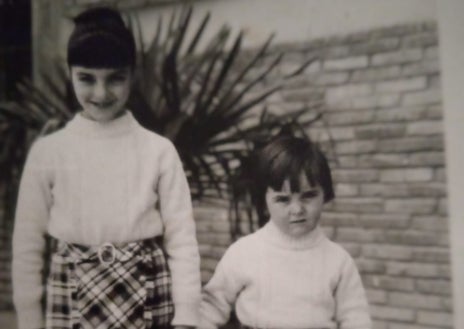 Imagen secundaria 1 - Sobre estas líneas, las hermanas Marisa y Pilar Manzano, que pasaron su infancia en el cuartel de Toledo, como también lo hizo el guardia civil José Bravo, que aparece jovencísimo en la imagen de la derecha cuando se marchó a la Escuela de Guardias Jóvenes de Valdemoro. Arriba, tres de los seis hermanos de la familia Bravo en el descansillo del piso sexto donde vivían, el primero que fue derruido por la pala excavadora hace unas semanas en las obras para la construcción del nuevo cuartel