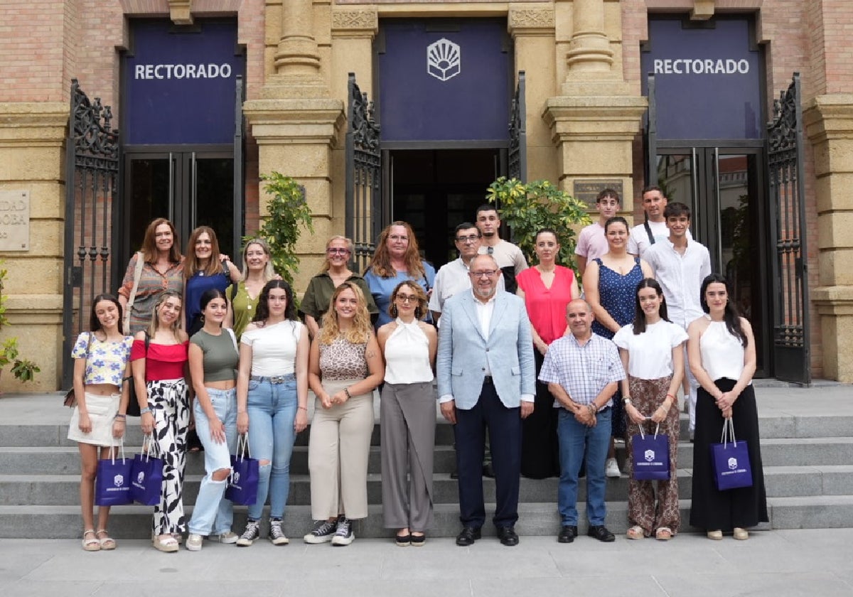 El rector, junto a los beneficiarios del programa de formación para vecinos del barrio de Poniente