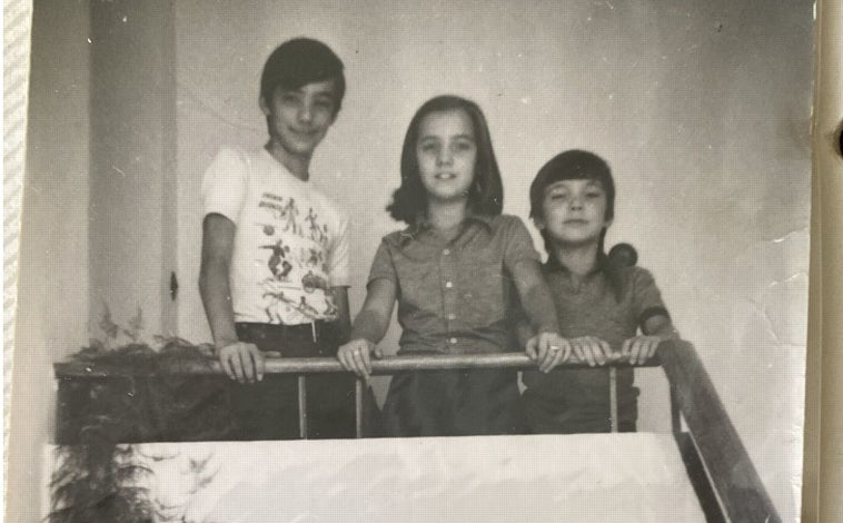 Imagen principal - Sobre estas líneas, las hermanas Marisa y Pilar Manzano, que pasaron su infancia en el cuartel de Toledo, como también lo hizo el guardia civil José Bravo, que aparece jovencísimo en la imagen de la derecha cuando se marchó a la Escuela de Guardias Jóvenes de Valdemoro. Arriba, tres de los seis hermanos de la familia Bravo en el descansillo del piso sexto donde vivían, el primero que fue derruido por la pala excavadora hace unas semanas en las obras para la construcción del nuevo cuartel