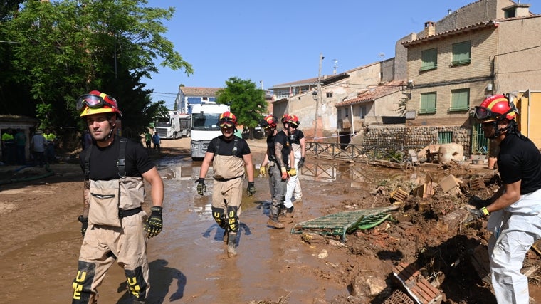 Agentes de la Unidad Militar de Emergencias trabajan desde el martes 17 de junio en Azuara