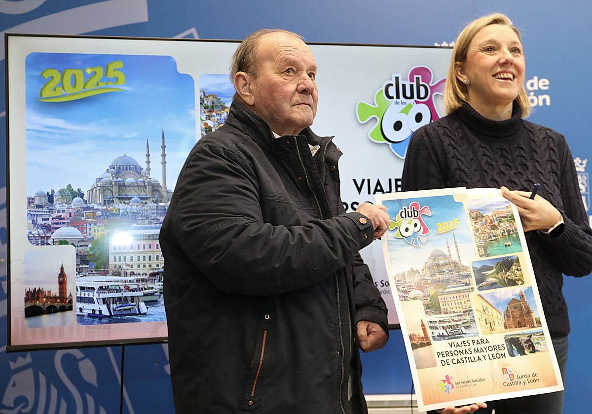 La vicepresidenta de la Junta y consejera de Familia, Isabel Blanco y el presidente dela Red de Federaciones de Jubilados y Pensionistas de Castilla y León, Enrique Rodríguez, durante la presentación la oferta de viajes del 'Club de los 60' para 2025