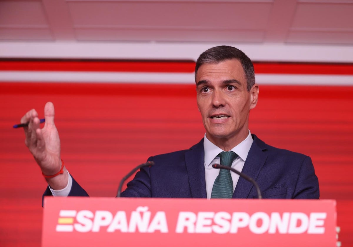 Pedro Sánchez en la sede del PSOE en Ferraz tras la reunión de la ejecutiva federal del psoe