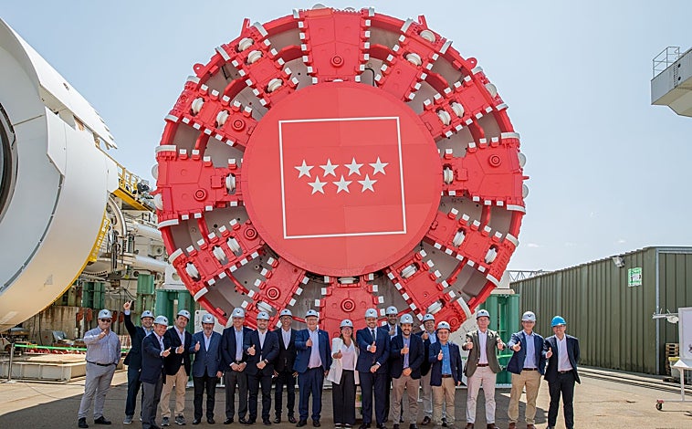 Imagen principal - La tuneladora Mayrit, ya terminada, ha sido presentada a las autoridades madrileñas (imagen superior). Abajo, izq, un detalle de la máquina. Dcha, el consejero de Transportes, Jorge Rodrigo, a los mandos