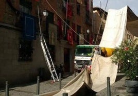 El fuerte vendaval rasga los toldos del Corpus en diferentes puntos