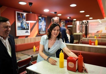 Ayuso aplaude los 50 años del primer Burger King abierto en Madrid, el pionero fuera de Norteamérica