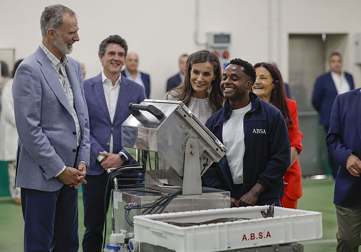 Los Reyes en la lonja del Puerto de Burela durante su visita al municipio lucense