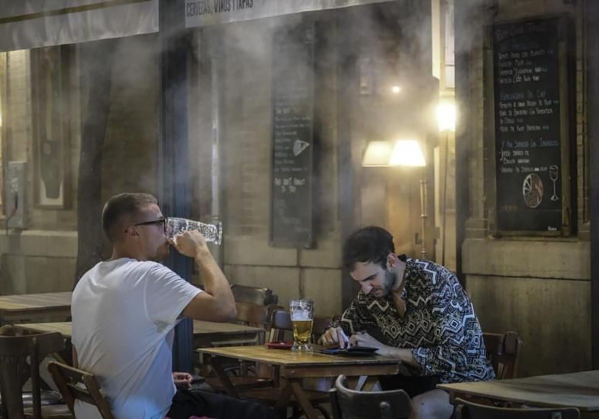 Dos turistas refrescándose en una terraza