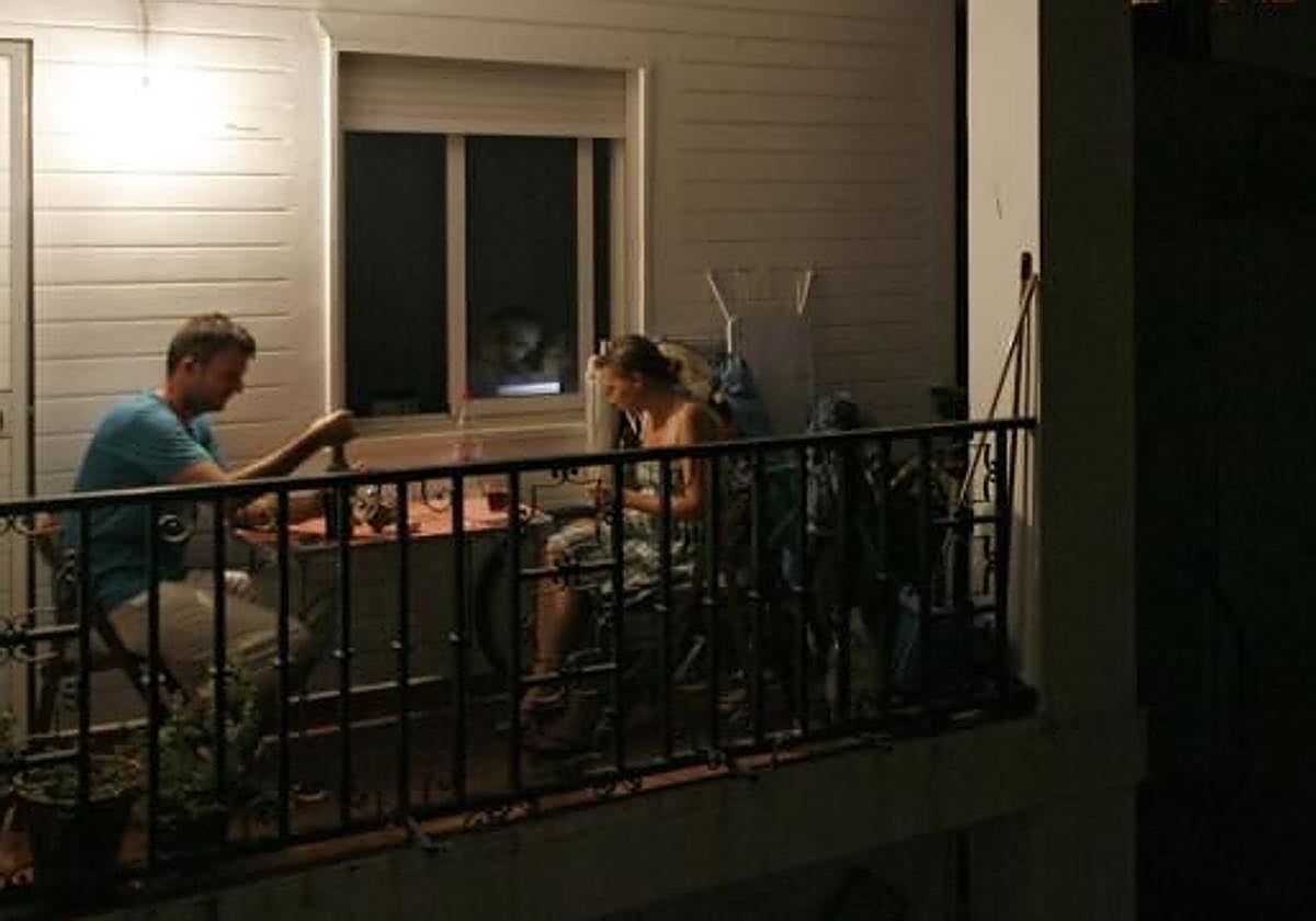 Una pareja cena en la terraza de su piso para escapar del calor