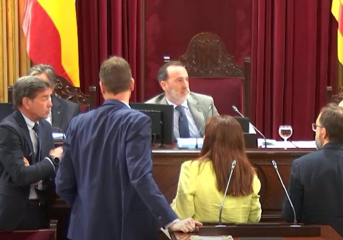 Los portavoces en el pleno de este martes debatiendo la suspensión de la pregunta de Vox.