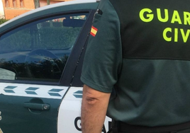 Un guardia civil fuera de servicio salva la vida a un bañista que se desvaneció en un kayak