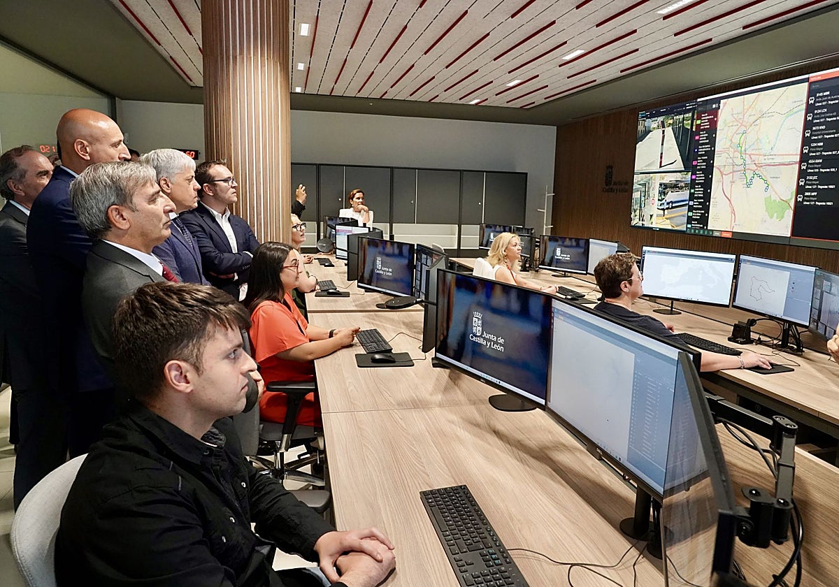 El consejero de Movilidad y Transformación Digital, José Luis Sanz Merino; el subdelegado del Gobierno en León, Héctor Aláiz y el alcalde, José Antonio Diez, entre otras autoridades, visitan las instalaciones del Centro de Control de Transportes de Castilla y León