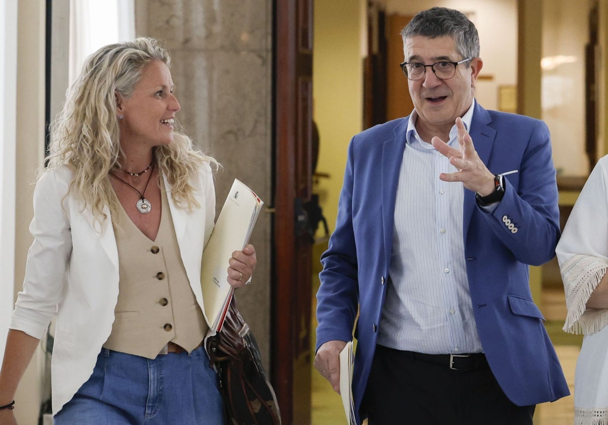 Los socialistas Montse Mínguez y Patxi López, a su llegada a la reunión de la Junta de Portavoces