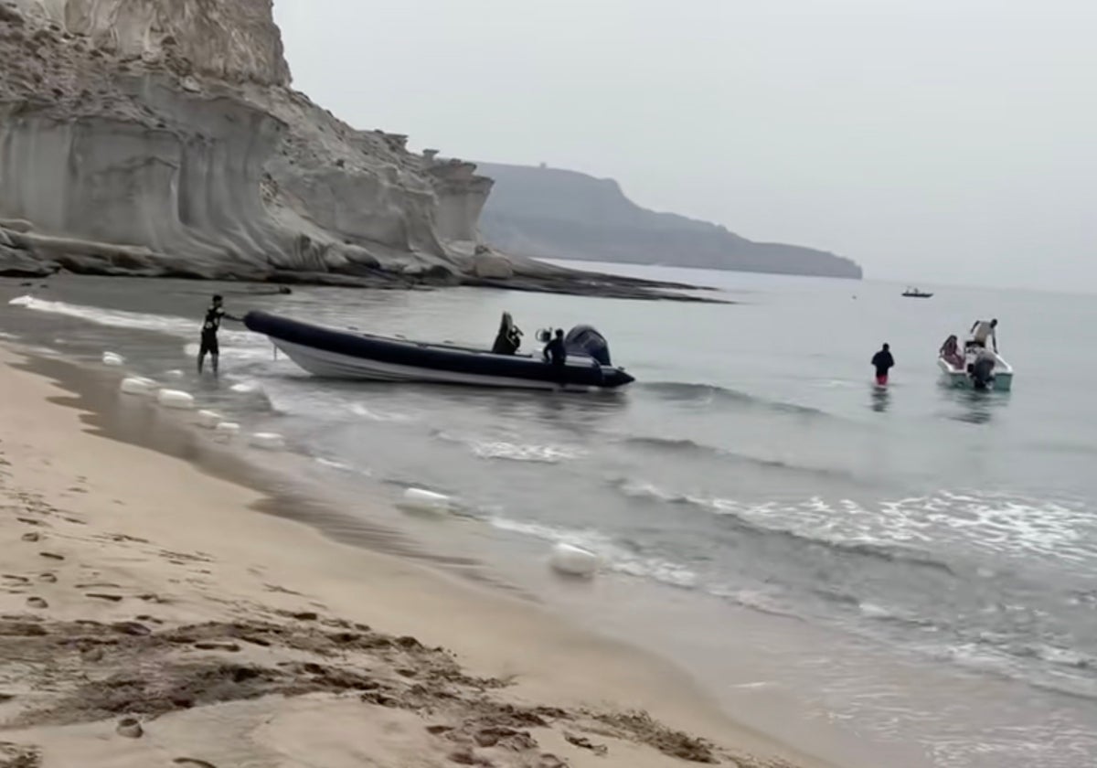 Los bañistas se sorprendieron con la llegada de la patera en Cala de Enmedio en Níjar
