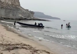 Desembarca una narcopatera en una playa del Cabo de Gata ante el asombro de los bañistas
