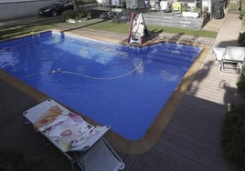 Familiares salvan a un bebé de siete meses tras ahogarse en la piscina con indicaciones telefónicas en Valencia