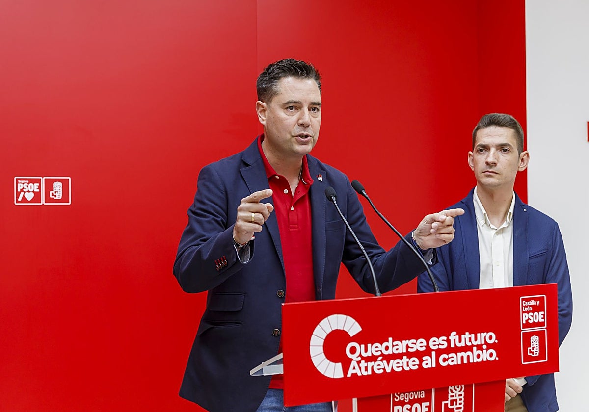 El secretario de Organización del PSOE de Castilla y León, Daniel de la Rosa, informa a los medios la prensa junto al secretario de Organización del PSOE de Segovia, Sergio Iglesias