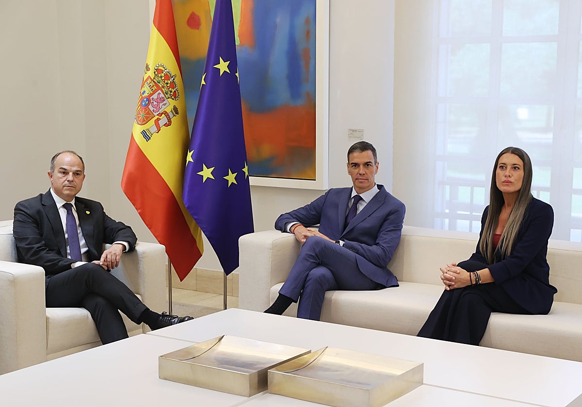 El secretario general de Junts, Santos Cerdán, y su portavoz en el Congreso, Míriam Nogueras, antes de su reunión en la Moncloa con el presidente del Gobierno, Pedro Sánchez, tras el estallido del caso Cerdán