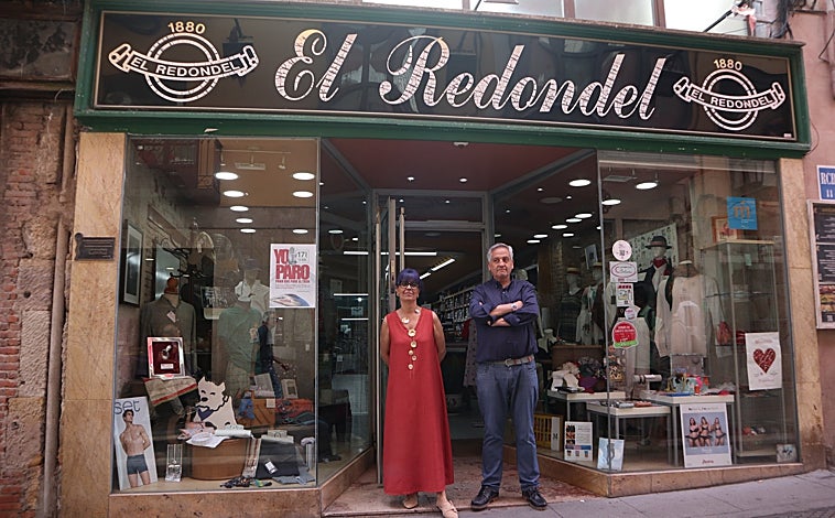 Imagen principal - Instituciones y establecimientos comerciales han parado este martes en Zamora