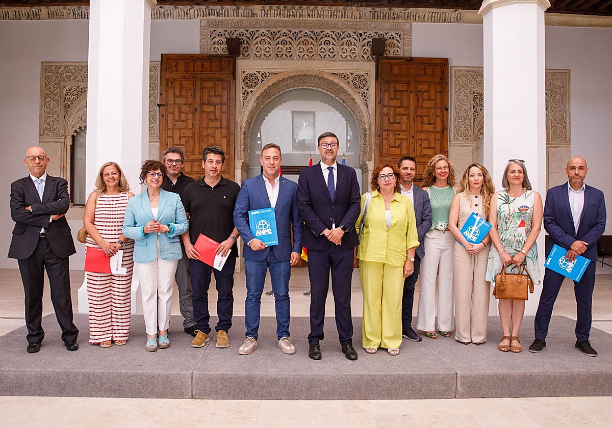 El consejero de Educación, en el centro, junto con los agentes firmantes