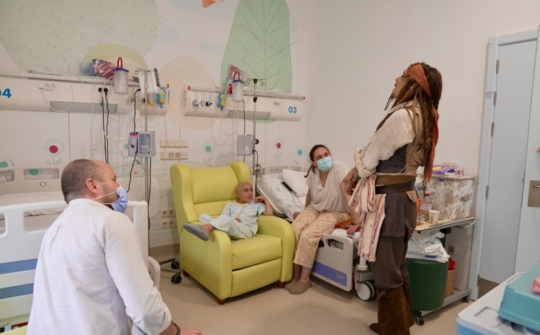 Imagen principal - Johnny Depp sorprende como el pirata Jack Sparrow a los pequeños pacientes del Hospital Infantil Niño Jesús