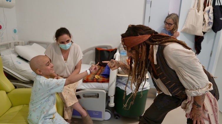 Johnny Depp sorprende como el pirata Jack Sparrow a los pequeños pacientes del Hospital Infantil Niño Jesús