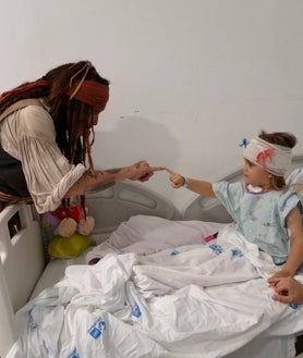 Imagen secundaria 2 - Johnny Depp sorprende como el pirata Jack Sparrow a los pequeños pacientes del Hospital Infantil Niño Jesús