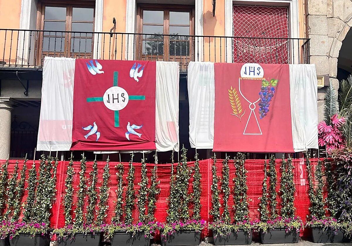 La ornamentación floral instalada en la Delegación no cubre al completo la valla de la obra