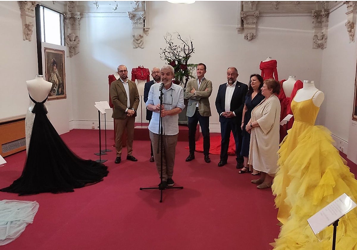 Lorenzo Caprile, en el centro, durante la presentación de la exposición
