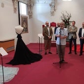 Lorenzo Caprile, en el centro, durante la presentación de la exposición