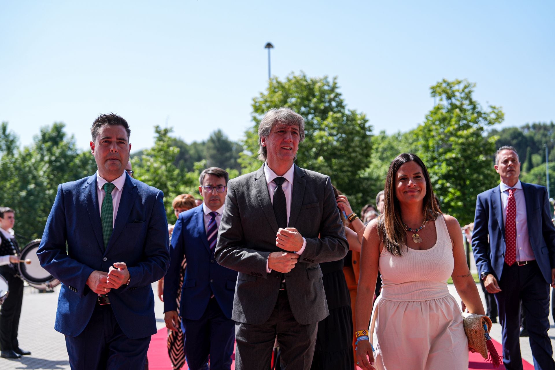 El secretario general del PSOE de Castilla y León, Carlos Martínez, flanqueado sus compañeros Daniel de la Rosa y Nuria Rubio, a su llegada