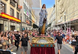 La Tarasca, uno de los símbolos del Corpus de Granada, desfila con un diseño inspirado en el Generalife