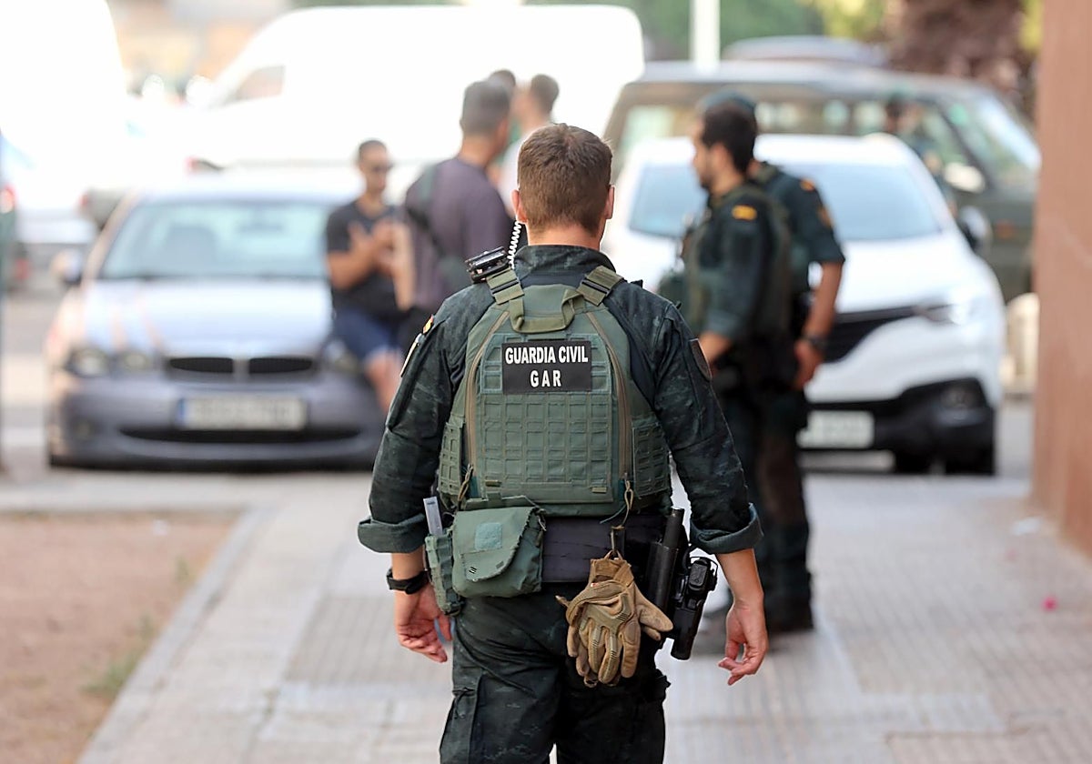 Un agente de la UCO en el registro de la zona de Levante de la capital cordobesa