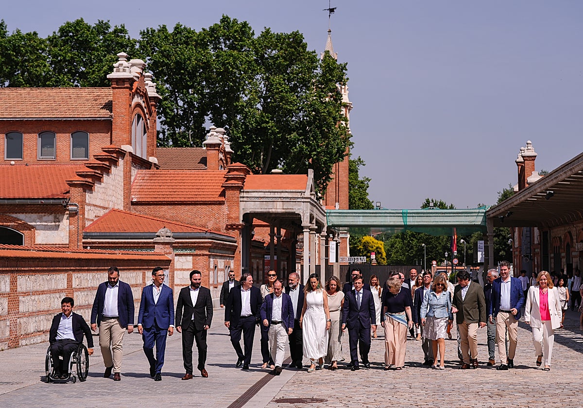 Almeida, antes del balance, escoltado por sus concejales