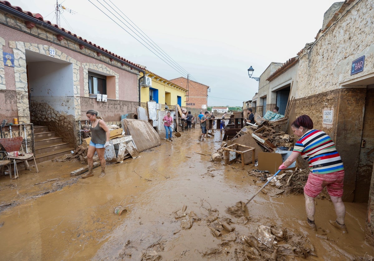 Los vecinos siguen afanándose en limpiar el desastre