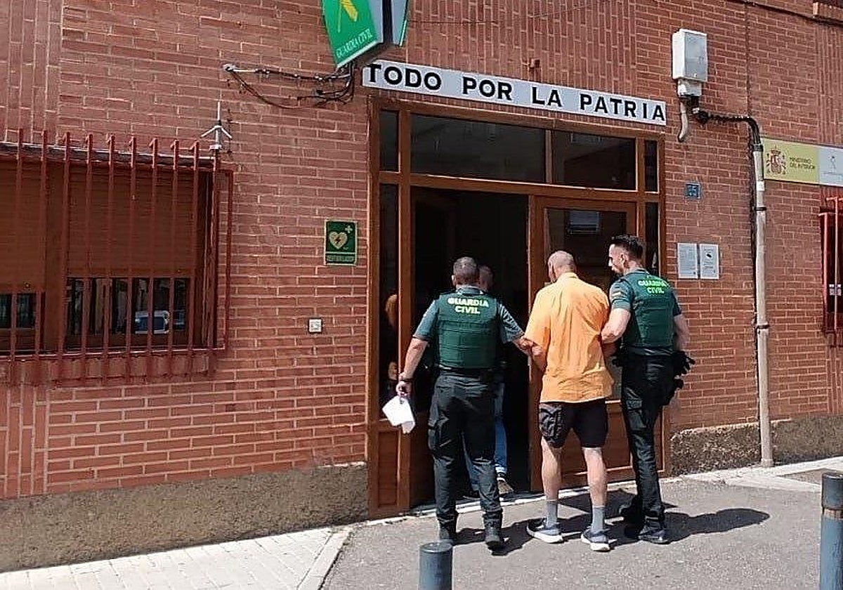 Dos agentes con el varón detenido por tentativa de homicidio en Benavente