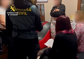 La Guardia Civil libera a nueve mujeres retenidas por una familia que las obligaba a prostituirse y las vigilaba con cámaras