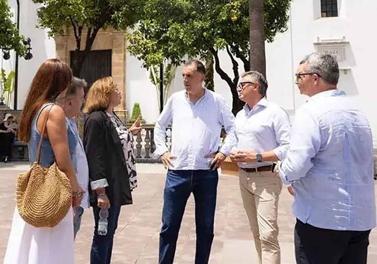 Manuel Gavira (segundo por la derecha), este miércoles en Algeciras (Cádiz)