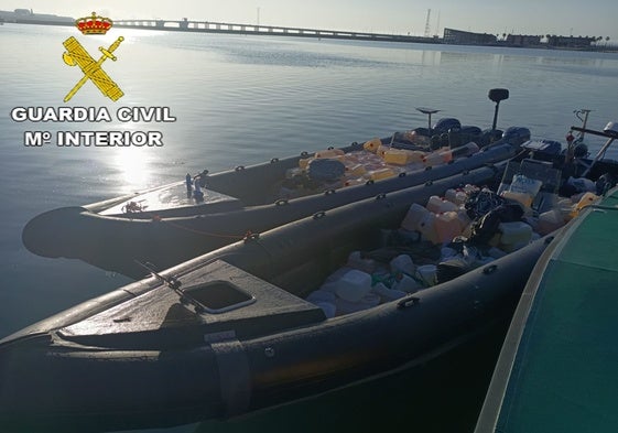 Las dos narcolanchas con los combustibles, junto al Puente Carranza de Cádiz.