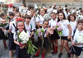 Cientos de alumnos han acudido a la tradicional ofrenda floral, preludio del Día del Corpus
