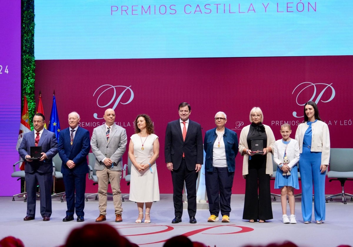 Foto de familia de los galardonados en la 41 edición de los Premios Castilla y León