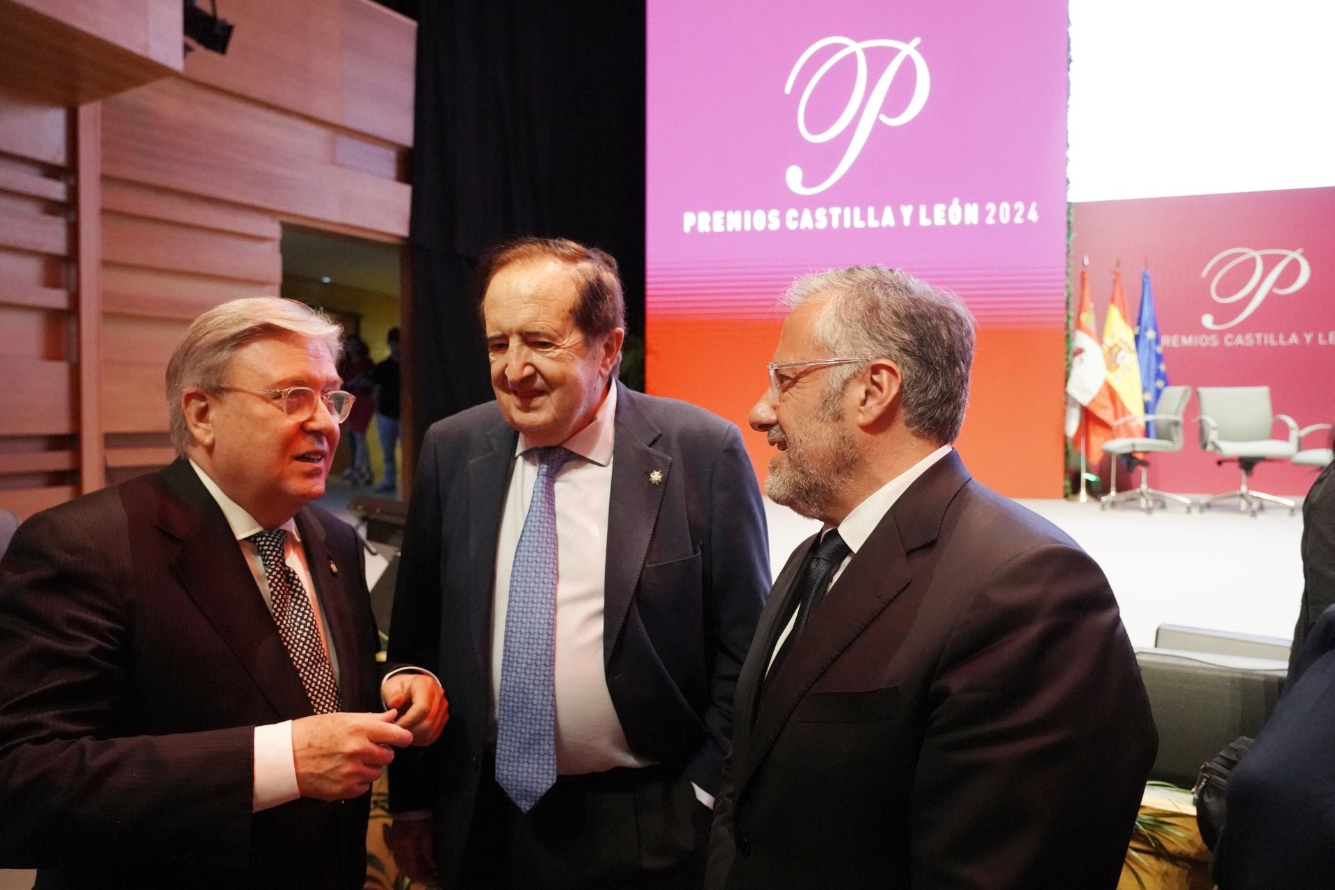 José Manuel Fernández Santiago, expresidente de las Cortes; Juan José Lucas, expresidente de la Junta, y Carlos Pollán, presidente del Parlamento autonómico