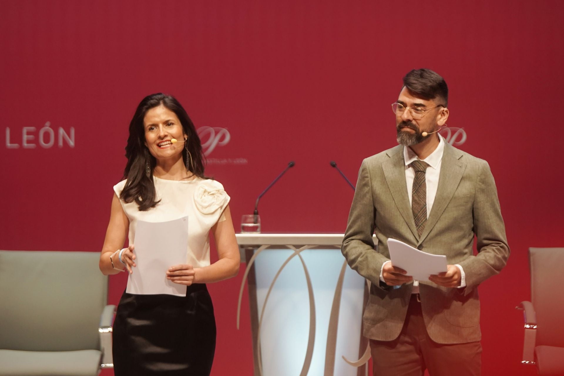 Los presentadores de la ceremonia, los periodistas Patricia Carrera y Sergio Perela