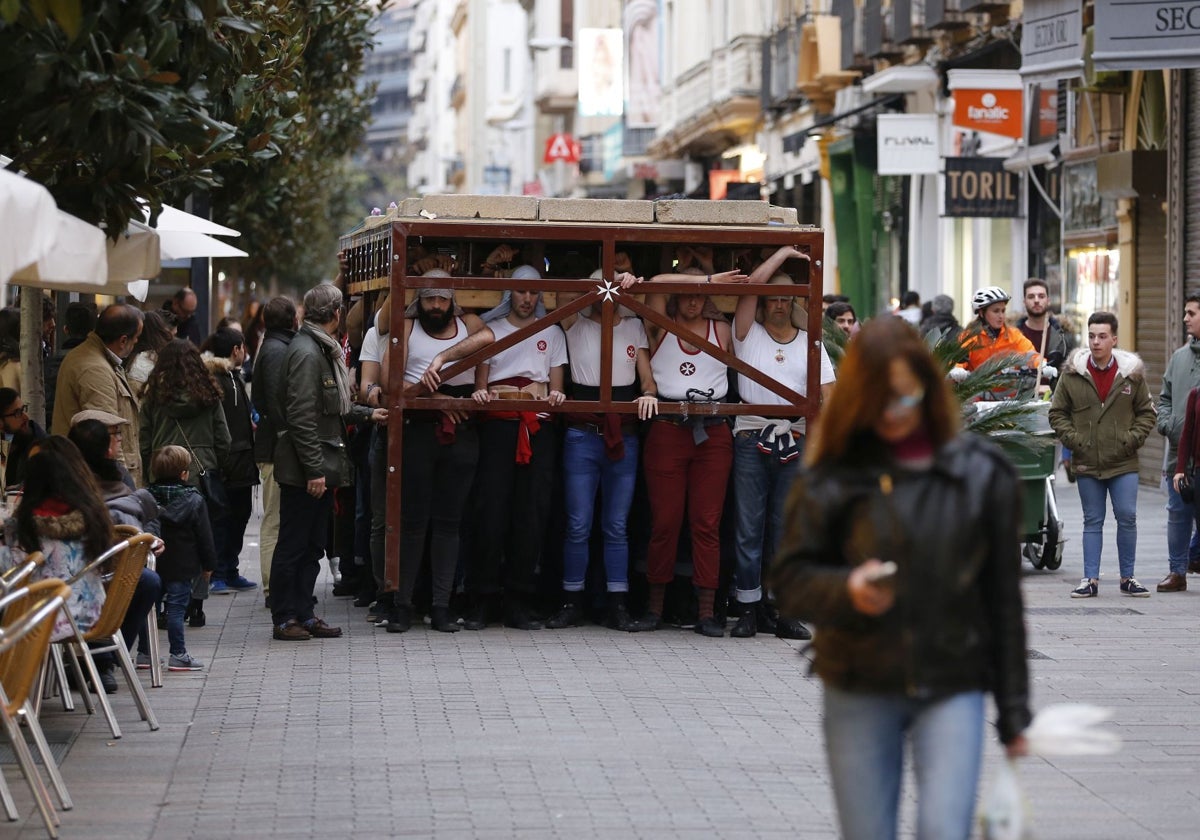 Ensayo de costaleros de la Semana Santa de Córdoba